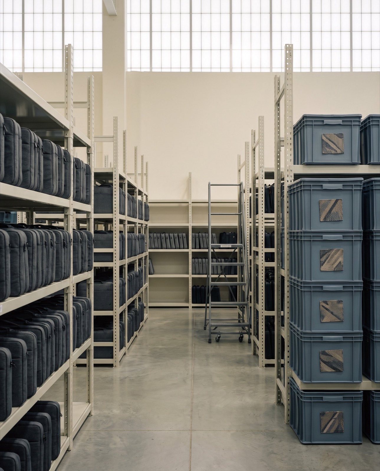 Bodega de YERLAW UNITED con anaqueles de fundas de laptop y cajas de transporte apiladas